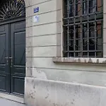 Casa Strehler, Tra Teatro E Daire