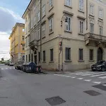 Casa Strehler, Tra Teatro E Daire Trieste