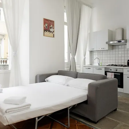 Daire Casa Strehler, Tra Teatro E *