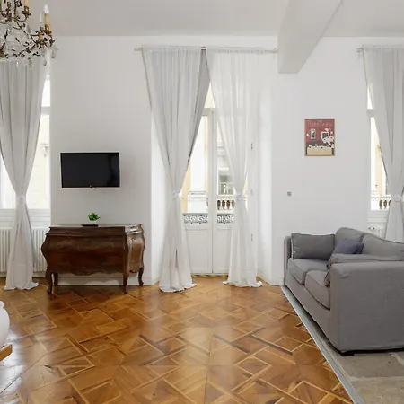Daire Casa Strehler, Tra Teatro E