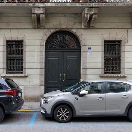 Casa Strehler, Tra Teatro E Apartament *